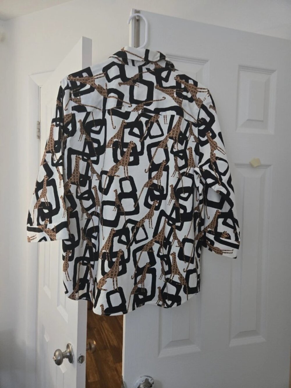Peck & Peck  Animal Print Button-Up Stretch 3/4 Sleeve, Sz Lg    JUST $5.00! - Picture 2 of 2